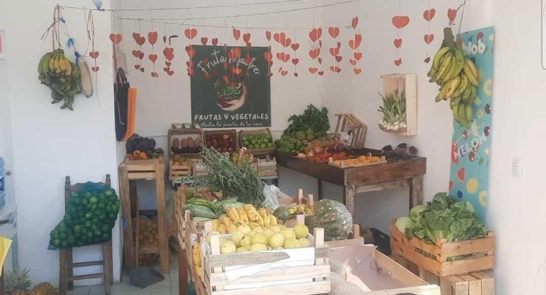 Vendedores de frutas buscan nuevas maneras de atraer a nuevos clientes