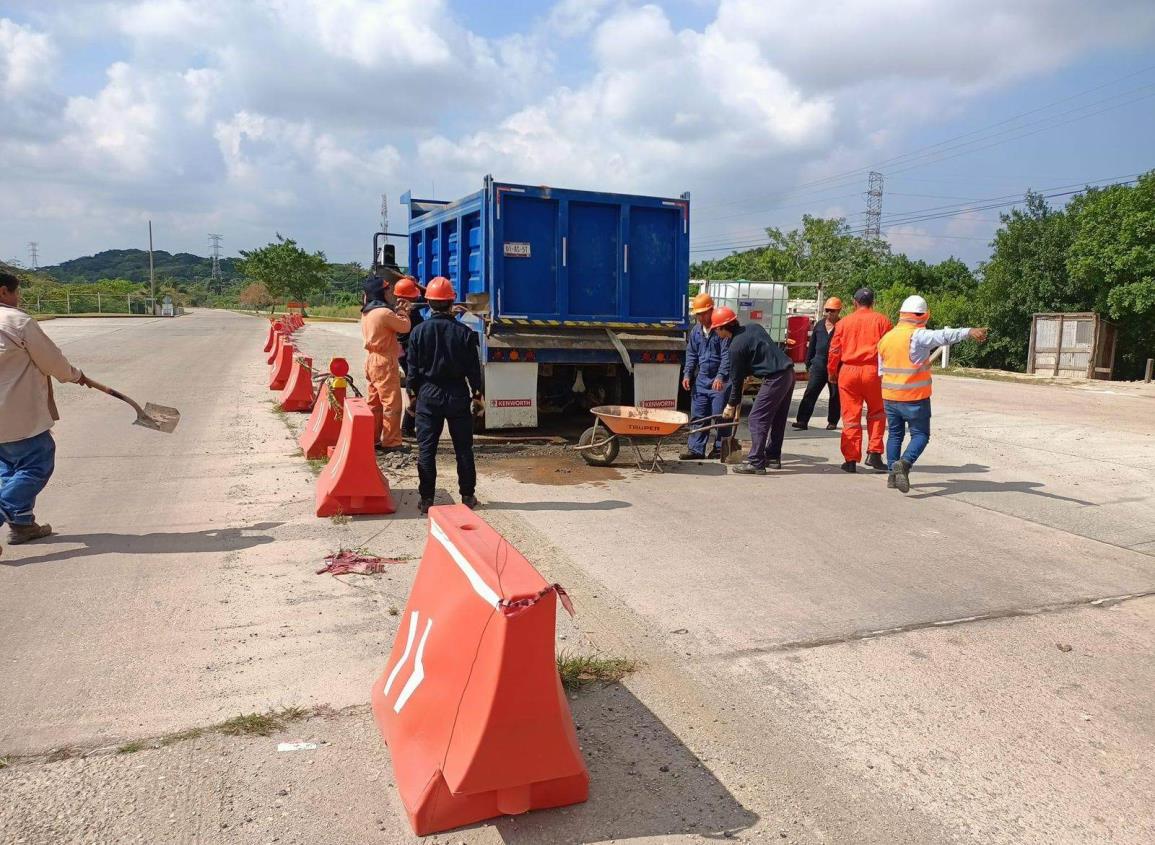 Dan manita de gato a carretera de la zona industrial de Coatzacoalcos