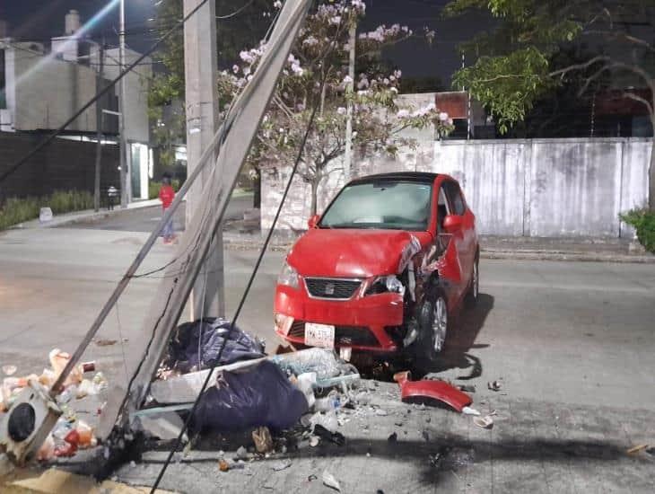 Conductor choca contra poste de luz en Boca del Río