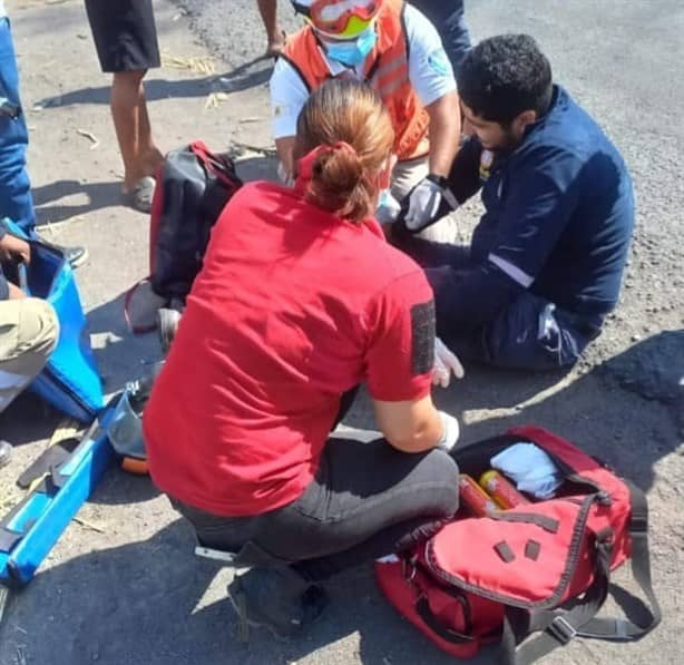 Motociclista choca contra automóvil en calles de Tierra Blanca