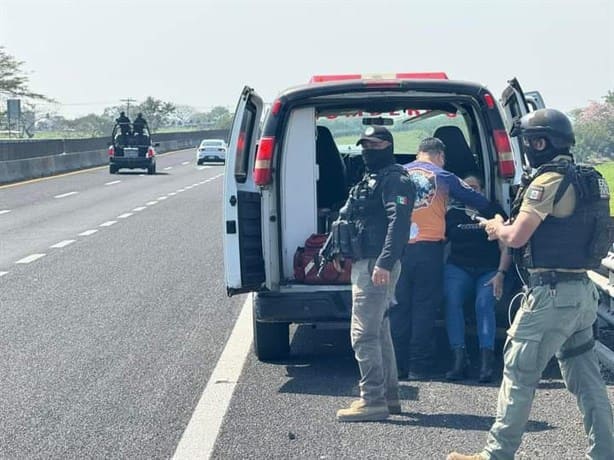 Mujer choca su automóvil contra muro de contención en carretera a Cardel