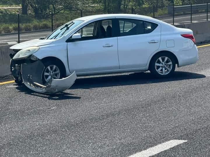 Mujer choca su automóvil contra muro de contención en carretera a Cardel