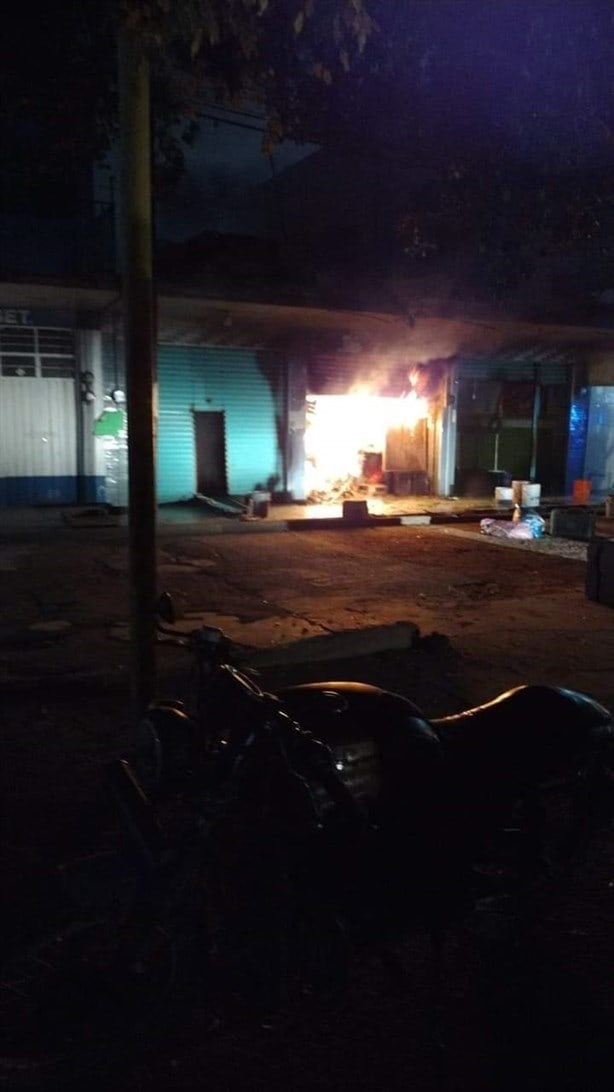 Se incendia local de frutas y verduras en Emiliano Zapata