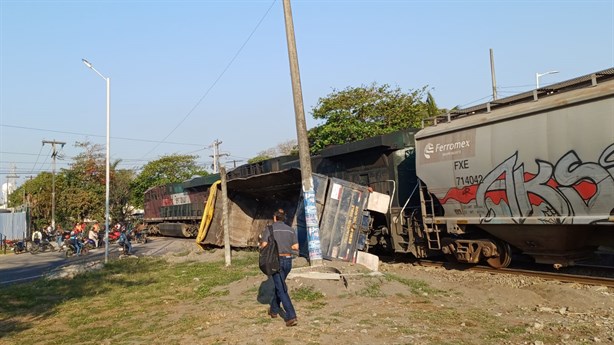 Tren arrolla a tráiler en la carretera Veracruz – Xalapa | VIDEO