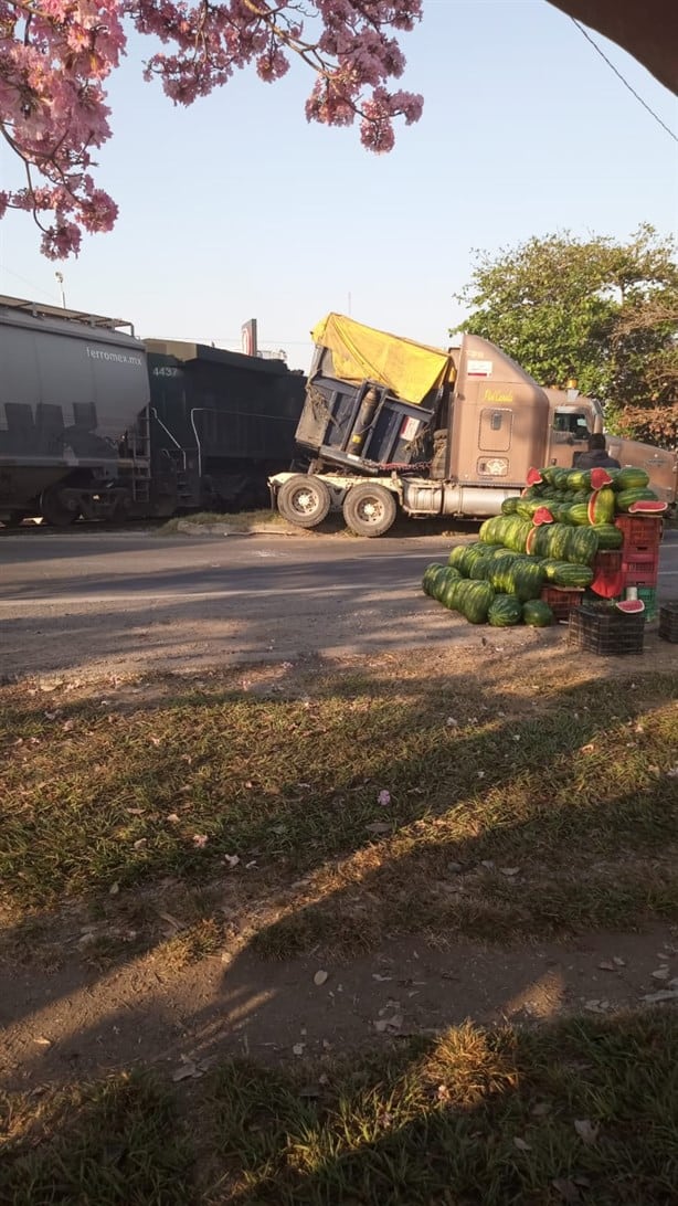 Tren arrolla a tráiler en la carretera Veracruz – Xalapa | VIDEO