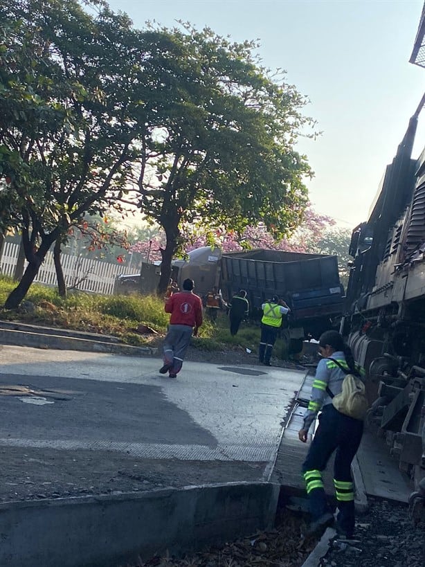 Tren arrolla a tráiler en la carretera Veracruz – Xalapa | VIDEO