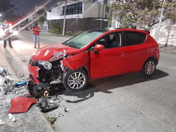 Conductor choca contra poste de luz en Boca del Río