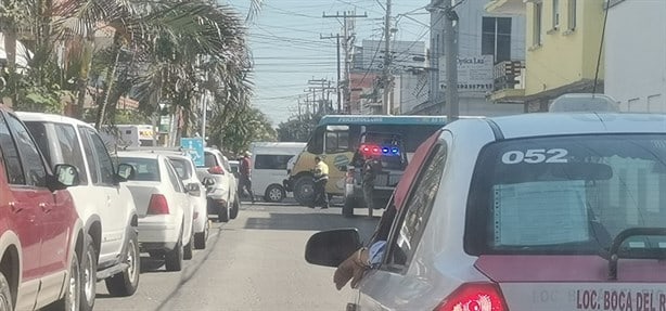 Choca camión urbano contra camioneta en colonia Dos Caminos, en Veracruz