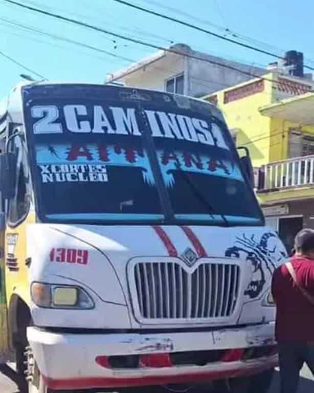 Choca camión urbano contra camioneta en colonia Dos Caminos, en Veracruz