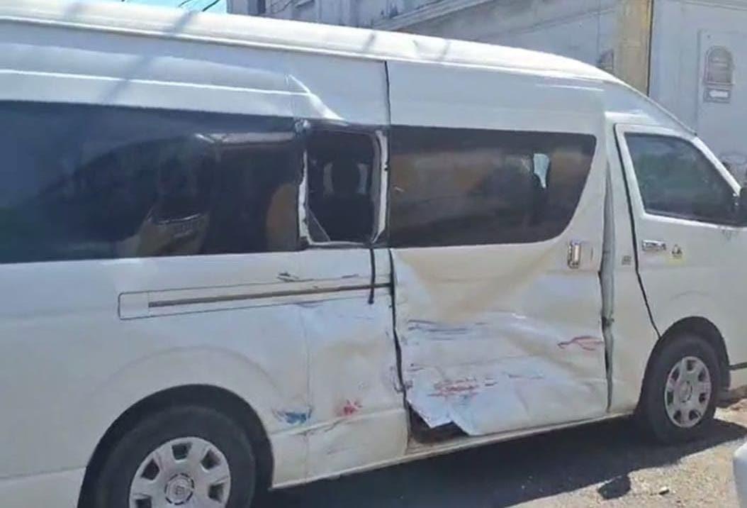 Choca camión urbano contra camioneta en colonia Dos Caminos, en Veracruz