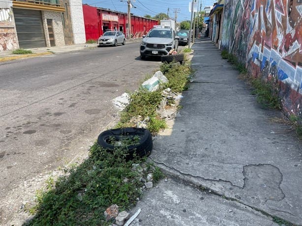 Abandonan llantas en calles de Veracruz