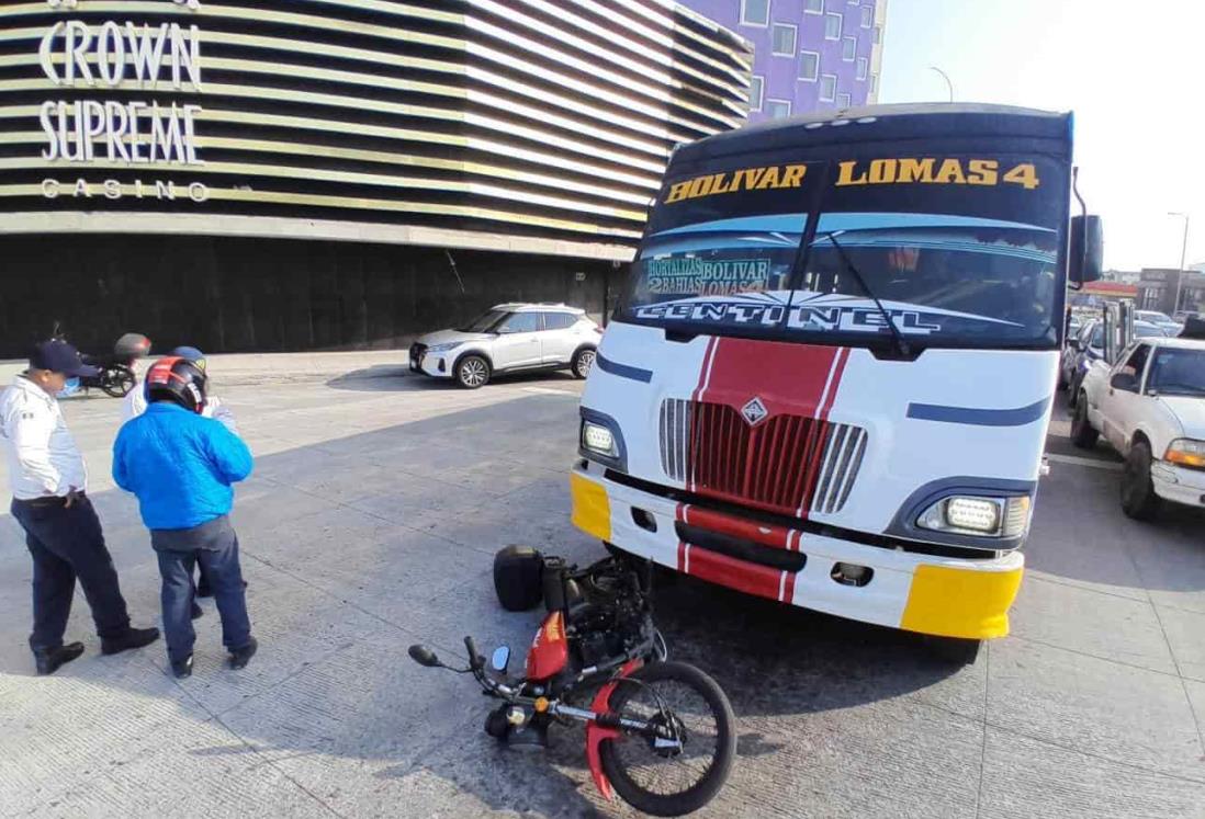 Camión de pasajeros arrolla a motociclista en bulevar de Boca del Río