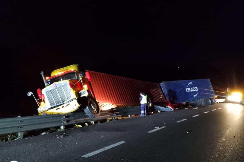 “Pestañazo” casi le cuesta la vida a chofer de tráiler en Veracruz