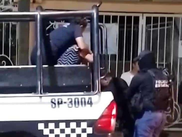 Detienen a mamá de adolescente con TDAH tras sufrir crisis y agredir a elemento en Acayucan | VIDEO