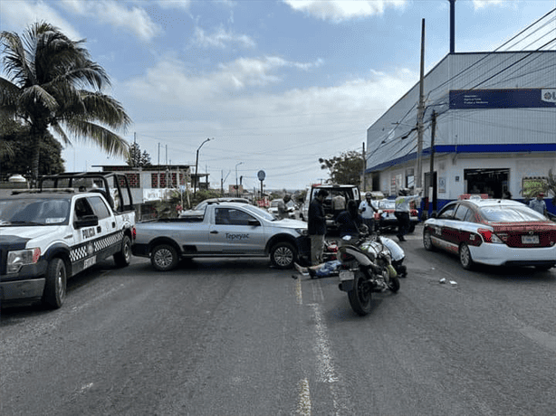 Camioneta impacta moto en el centro de Cardel