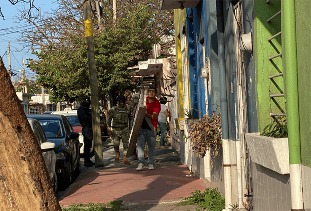 Vecinos de colonia Centro de Veracruz detienen a presunto ladrón de cables y tubería