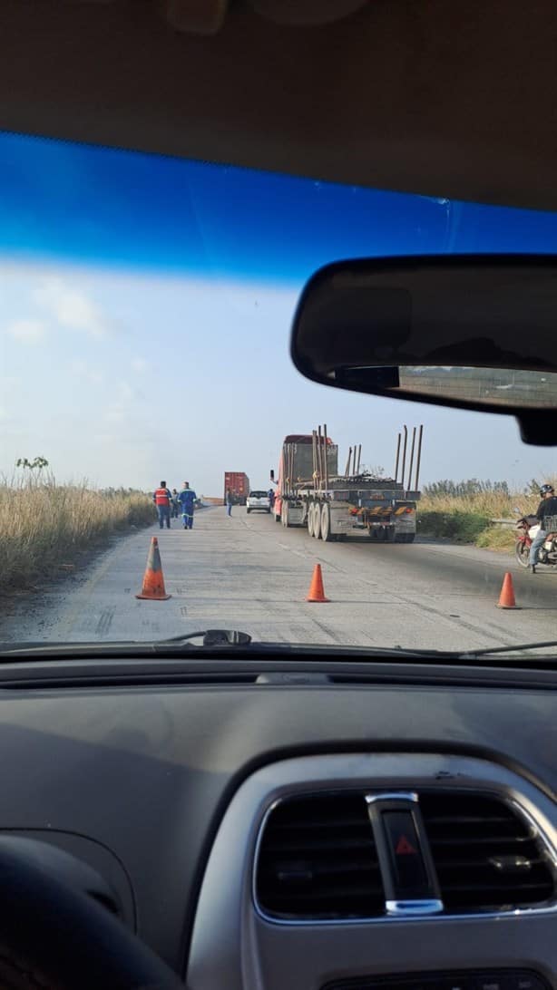 Se incendia tráiler en el kilómetro 13.5 en Veracruz | VIDEO