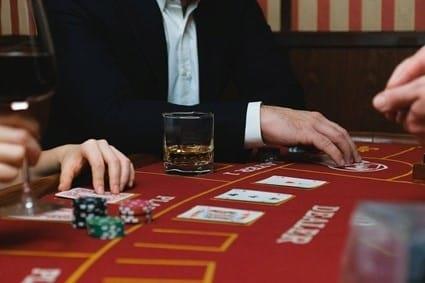 La adrenalina llama: las celebridades latinas que aman los casinos