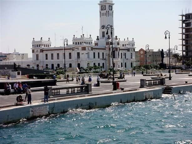 Piden colocar barandal en malecón de Veracruz tras caída de bebé en su carriola