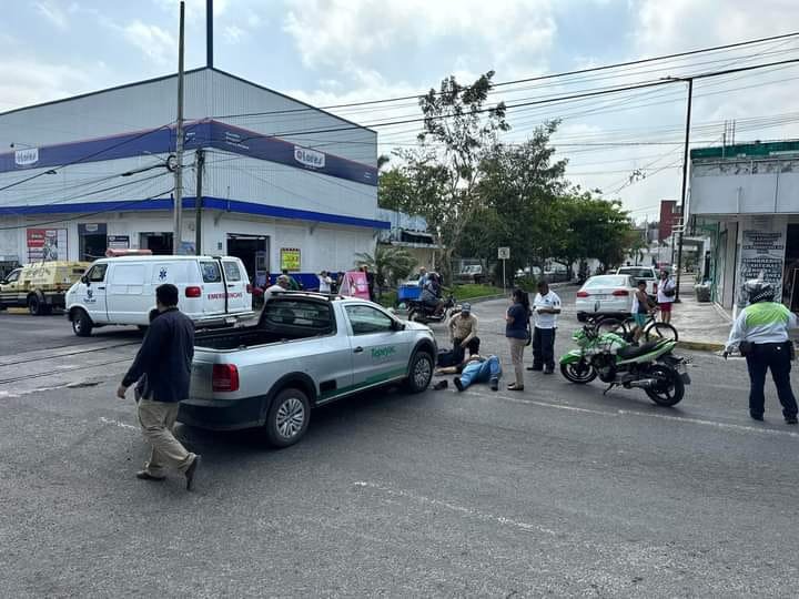 Camioneta impacta moto en el centro de Cardel