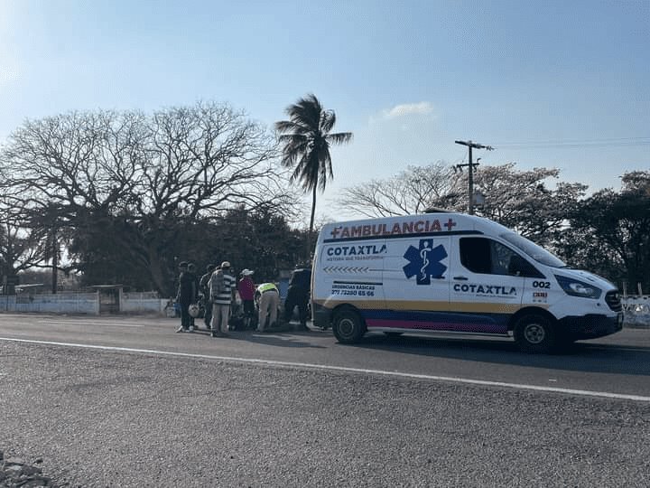 Camión cargado con pollos arrolla a motociclista en Cotaxtla