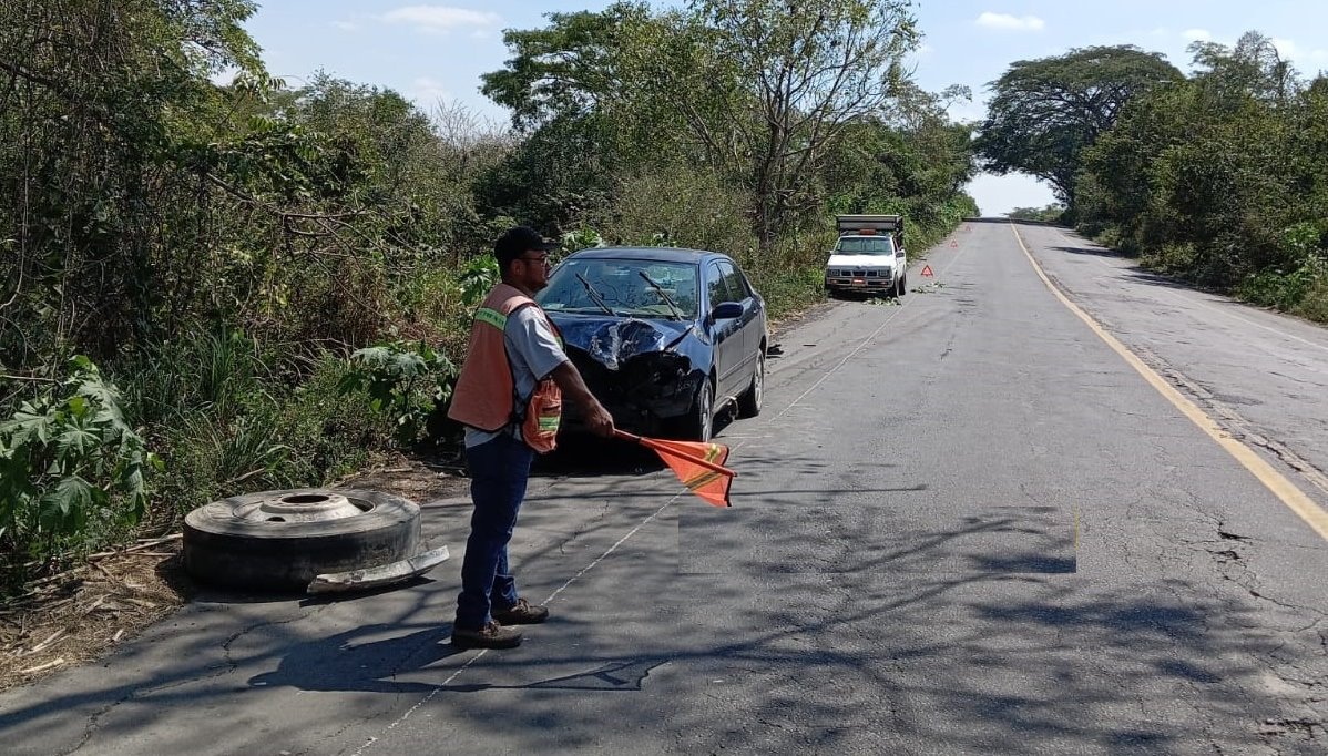 Llanta de tráiler impacta de frente a camioneta particular en Tierra Blanca