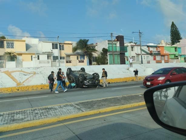 Vuelca camioneta sobre el bulevar de Boca del Río