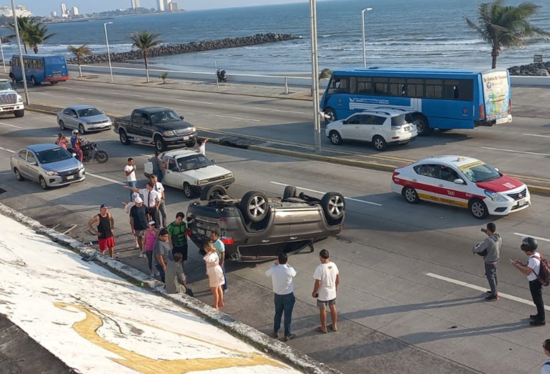 Vuelca camioneta sobre el bulevar de Boca del Río