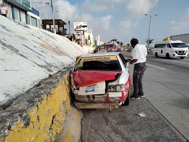 Vuelca camioneta sobre el bulevar de Boca del Río