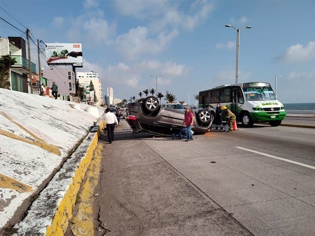 Vuelca camioneta sobre el bulevar de Boca del Río