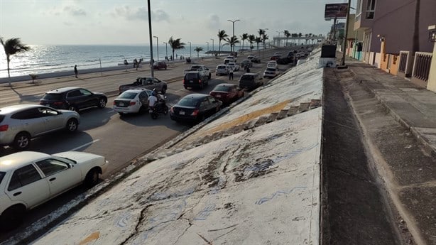 Vuelca camioneta sobre el bulevar de Boca del Río