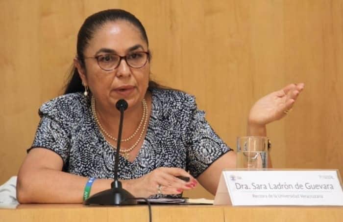 PRD da constancia de registro para el Senado a Sara Ladrón, exrectora UV