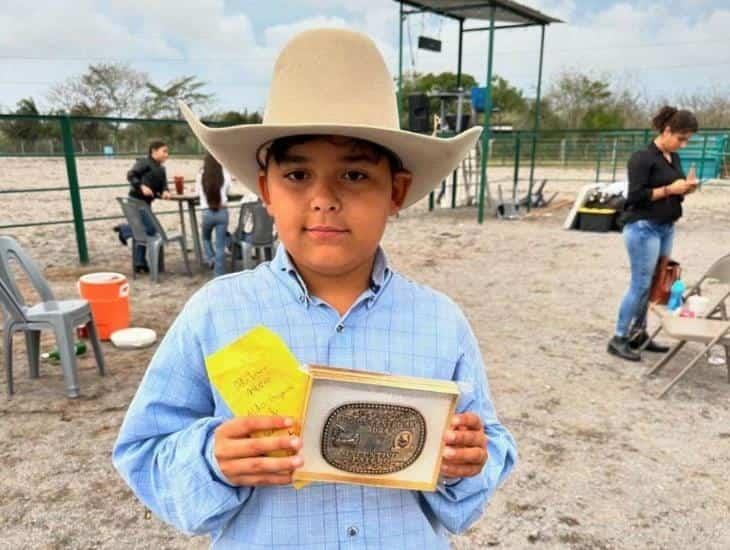 Henryque Horbylon García gana su primera hebilla en el Team Roping Estatal