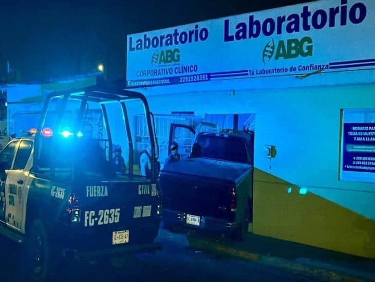 Camioneta choca contra laboratorio en Veracruz