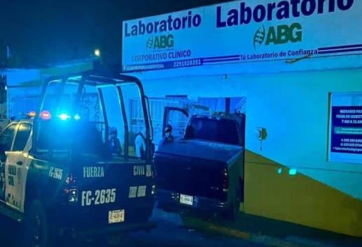 Camioneta choca contra laboratorio en Veracruz