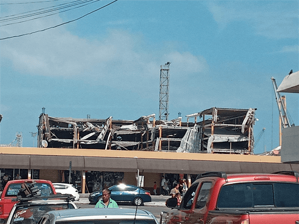 Así va demolición de la antigua bodega de automóviles en la zona portuaria de Veracruz