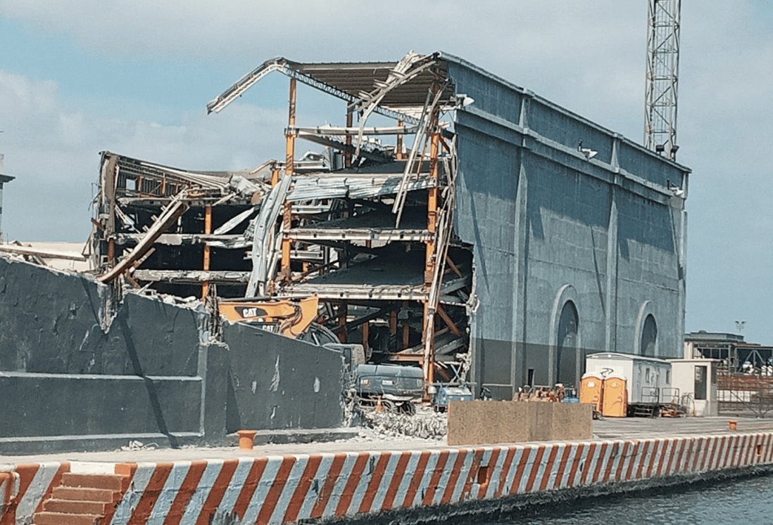 Así va demolición de la antigua bodega de automóviles en la zona portuaria de Veracruz