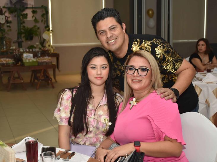 Karina Martínez de Cevallos disfruta baby shower