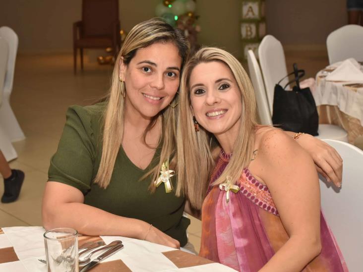 Karina Martínez de Cevallos disfruta baby shower