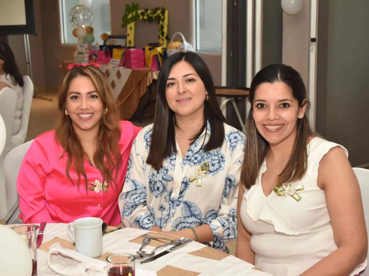 Karina Martínez de Cevallos disfruta baby shower