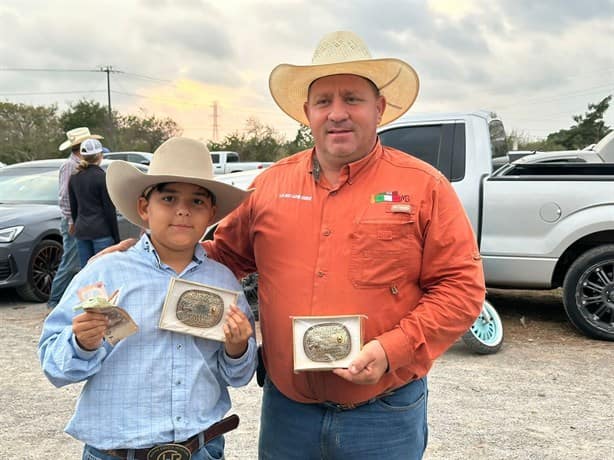 Henryque Horbylon García gana su primera hebilla en el Team Roping Estatal