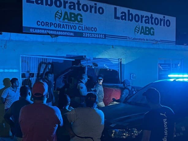 Camioneta choca contra laboratorio en Veracruz