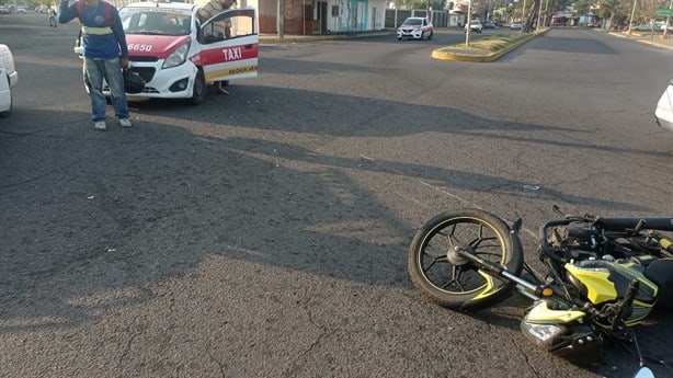 Taxi choca con un motociclista en Veracruz