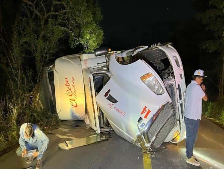 Tráiler sufre volcadura en carretera de Alto Lucero