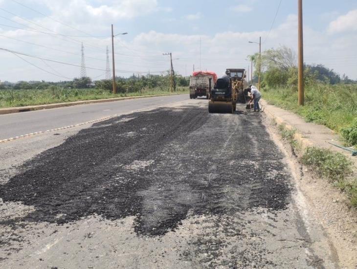 Realizan labores de bacheo en esta carretera de Nanchital