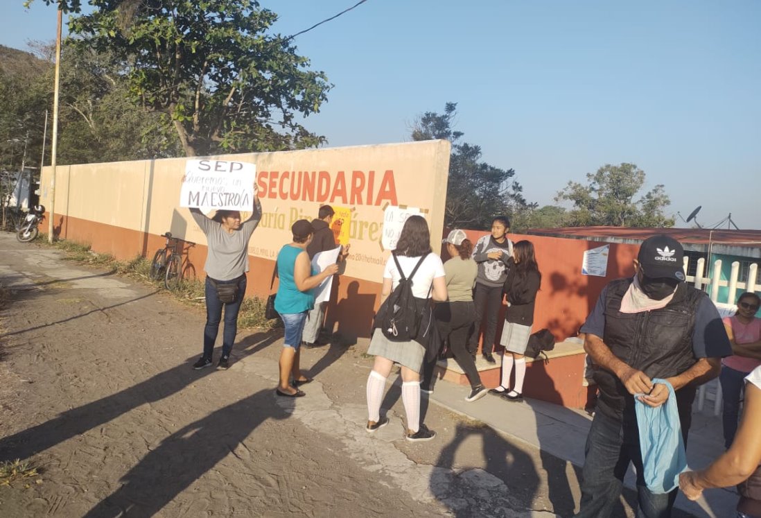 Padres de familia toman telesecundaria José María Pino Suárez de Cardel por falta de maestro