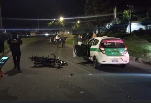 Accidente entre motociclista y taxi deja un lesionado en Banderilla