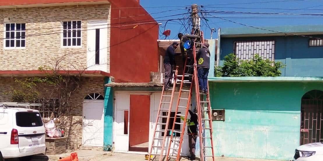 Se electrocuta trabajador y queda colgado de poste en Coatzacoalcos