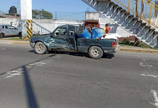 Camión y camioneta protagonizan accidente en el bulevar Banderilla