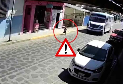 ¡Tremendo susto! Autobús impacta a menor en calles de Xico (+Video)